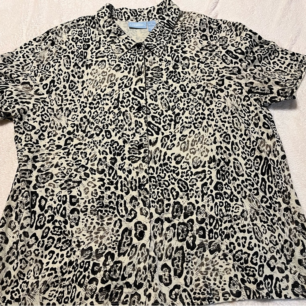 Liz & Me leopard print short sleeved blouse.